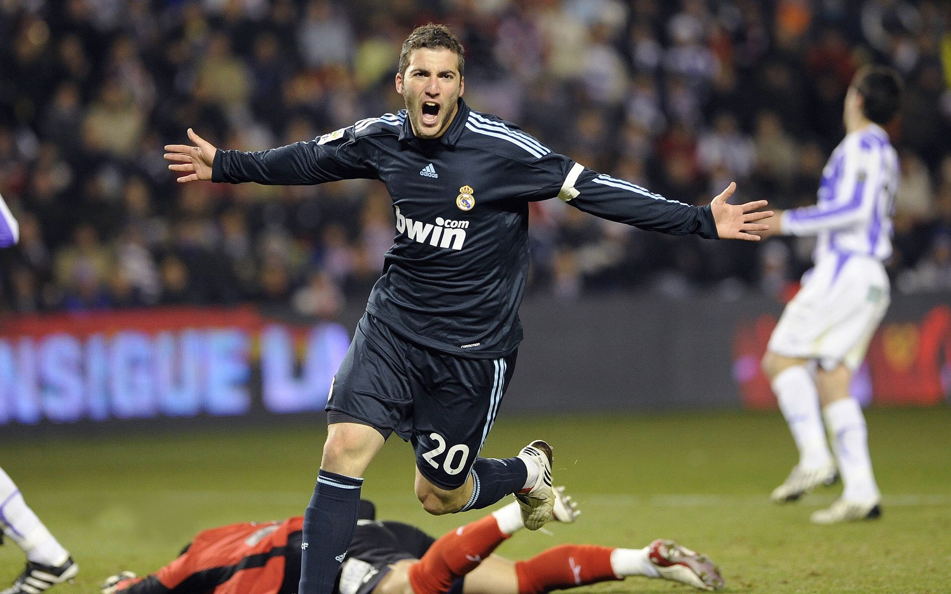 Jiu You-拜仁连续15场不败领跑德甲，拜仁几连胜